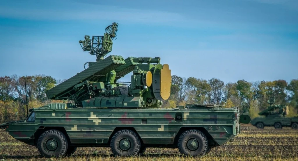 Український зенітний ракетний комплекс Оса-АКМ під час міжнародних навчань на полігоні Ягорлик, 2021 рік Український зенітний ракетний комплекс Оса-АКМ під час міжнародних навчань на полігоні Ягорлик, 2021 рік